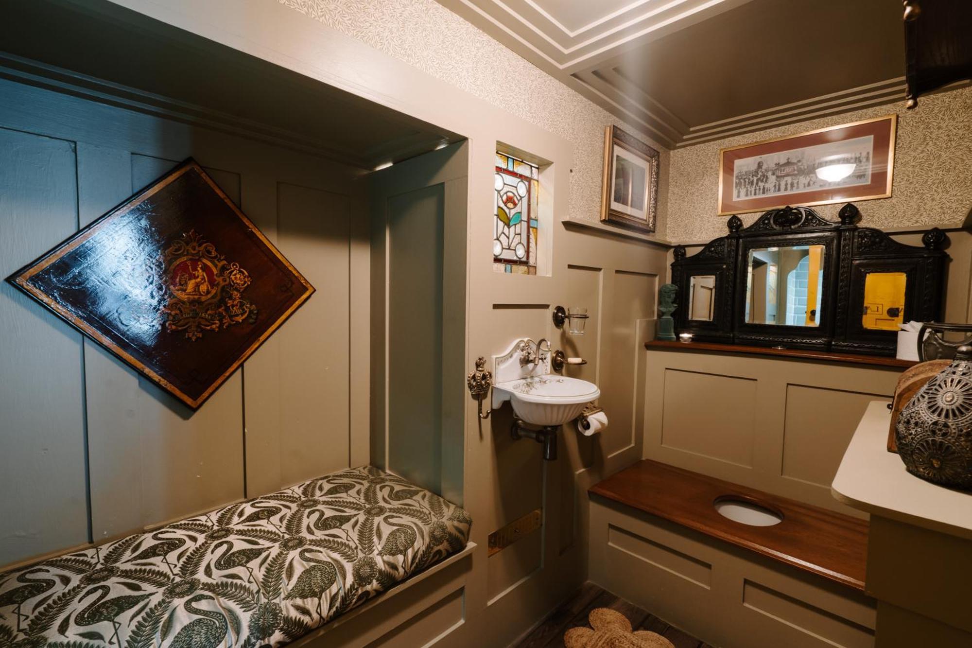 Sheddington Manor - 2 Bedroom Guest House & Cinema เบลฟาสต์ ภายนอก รูปภาพ