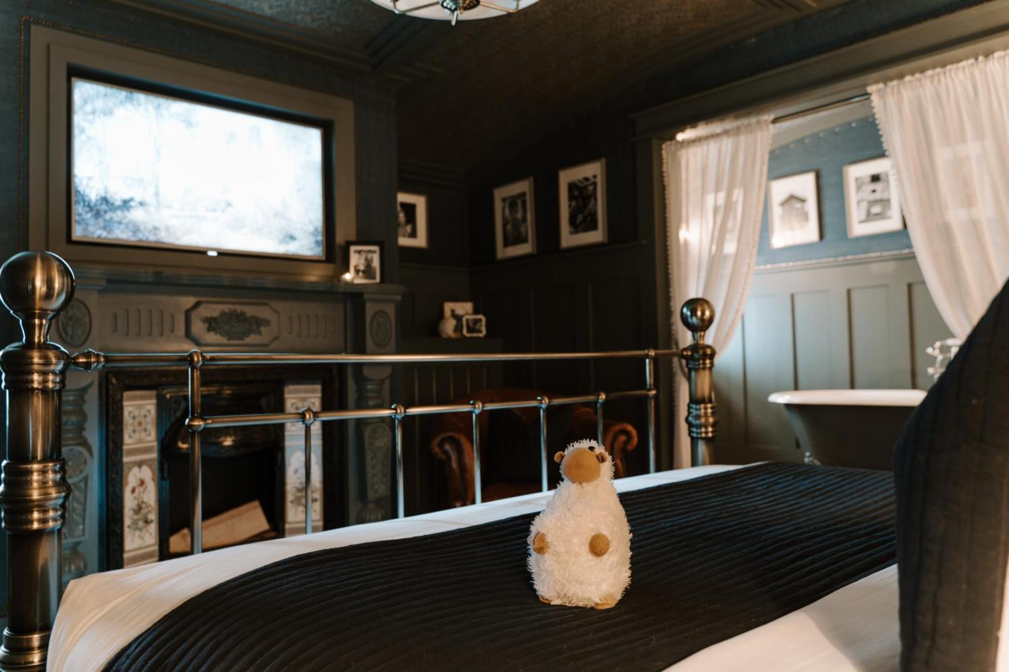 Sheddington Manor - 2 Bedroom Guest House & Cinema เบลฟาสต์ ภายนอก รูปภาพ